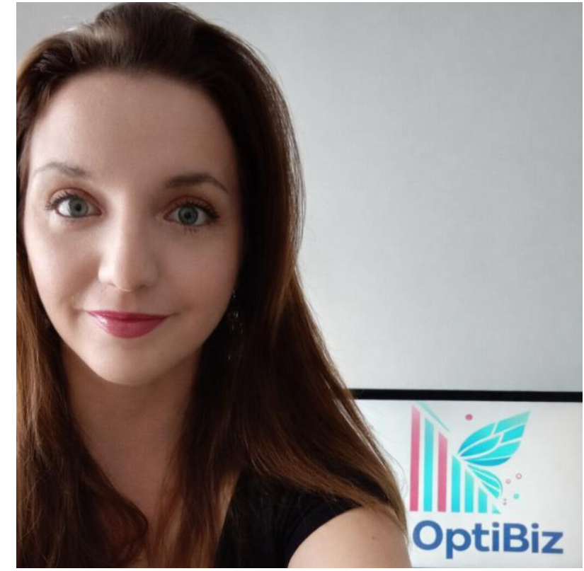 Julie, assistante de direction indépendante, avec le logo OptiBiz en arrière-plan.